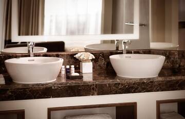 Люкс с террасой, 1 кроватью размера «king-size» и видом на море в Отеле Sheraton Baku Intourist